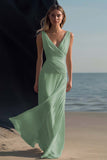 Vestido boho largo blanco de playa con escote en V fruncido