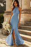 Vestido de dama de honor gasa color dusty sage estilo sirena con escote halter y volantes