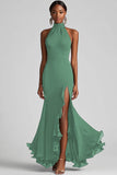 Vestido formal largo sirena con volantes negros con cuello halter y abertura