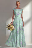 Un vestido largo largo de dama de honor con estampado de gasa azul y volantes