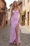 Vestido largo de graduación con bordado floral en funda amarilla y abertura con volantes