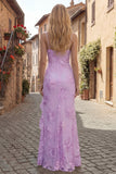 Vestido largo de graduación con bordado floral en funda amarilla y abertura con volantes