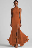Vestido formal largo sirena con volantes negros con cuello halter y abertura