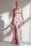 Vestido largo de dama de honor rosa sirena con estampado floral sin tirantes y abertura