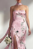 Vestido largo de dama de honor rosa sirena con estampado floral sin tirantes y abertura