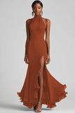 Vestido formal largo sirena con volantes negros con cuello halter y abertura