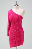 Vestido de fiesta corto ajustado con un hombro al descubierto y lentejuelas brillantes en color fucsia con flecos