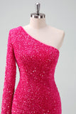 Vestido de fiesta corto ajustado con un hombro al descubierto y lentejuelas brillantes en color fucsia con flecos