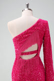 Vestido de fiesta corto ajustado con un hombro al descubierto y lentejuelas brillantes en color fucsia con flecos