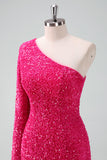 Vestido de fiesta corto ajustado con un hombro al descubierto y lentejuelas brillantes en color fucsia con flecos