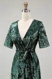 Vestido de fiesta largo de terciopelo quemado verde oscuro con mangas cortas