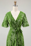 Vestido de fiesta largo de terciopelo quemado verde oscuro con mangas cortas