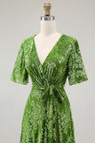 Vestido de fiesta largo de terciopelo quemado verde oscuro con mangas cortas