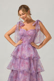 Un vestido de fiesta largo largo de té estampado de color púrpura