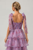 Un vestido de fiesta largo largo de té estampado de color púrpura