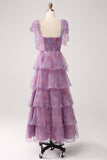 Un vestido de fiesta largo largo con estampado de té estampado púrpura escalonado de línea