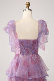 Un vestido de fiesta largo largo con estampado de té estampado púrpura escalonado de línea