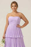 Vestido de dama de honor largo de talla más largo y filetes sin tirantes lila plisados en A-Line