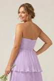 Vestido de dama de honor largo de talla más largo y filetes sin tirantes lila plisados en A-Line