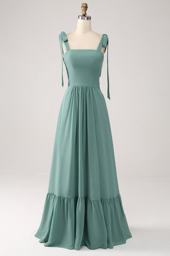 Un vestido largo de dama de honor verde gasa de una línea con pliegues