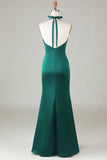 Vestido largo de dama de honor de satén fruncido halter verde oscuro