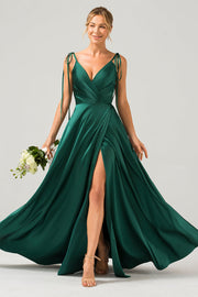 Vestido largo de dama de honor fruncido con tirantes finos de línea A verde oscuro con abertura