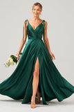 Vestido largo de dama de honor fruncido con tirantes finos de línea A verde oscuro con abertura
