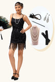 Vestido negro con tirantes finos y lentejuelas con flecos de la década de 1920 con conjunto de accesorios