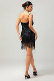 Vestido negro con tirantes finos y lentejuelas con flecos de la década de 1920 con conjunto de accesorios