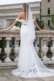 Vestido de novia de tul sirena con corsé blanco brillante con hombros descubiertos con lentejuelas