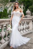 Vestido de novia de tul sirena con corsé blanco brillante con hombros descubiertos con lentejuelas