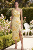 Vestido midi de un solo hombro con flores arrugadas amarillo mantequilla y abertura