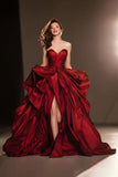 Vestido de desfile con volantes rojo oscuro A Line Sweetheart con abertura