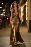 Vestido Largo Formal con Pliegue Metálico Halter Dorado con Abertura