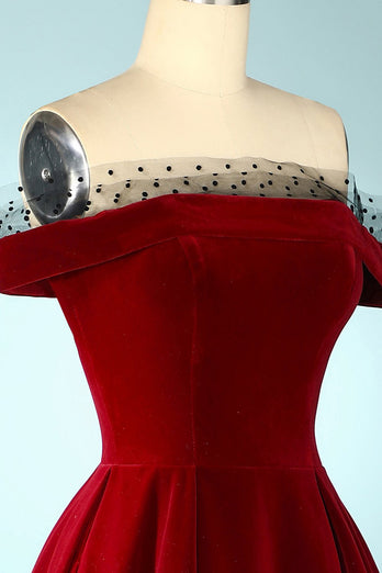 Vestido de terciopelo con hombros descubiertos burdeos