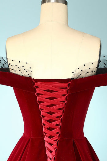 Vestido de terciopelo con hombros descubiertos burdeos