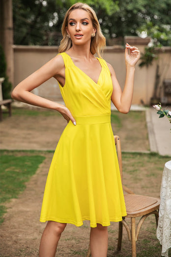 Vestido amarillo sin mangas de cuello V de la década de 1950