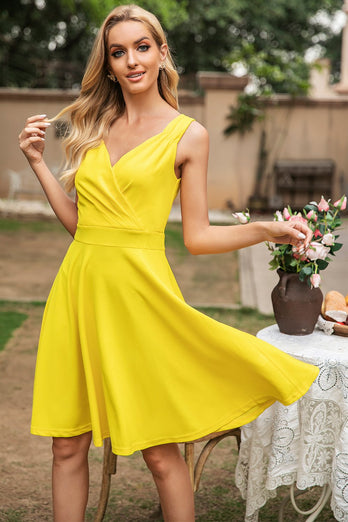 Vestido amarillo sin mangas de cuello V de la década de 1950