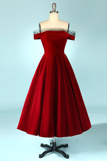 Vestido de terciopelo con hombros descubiertos burdeos