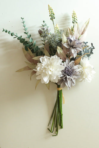 Flores blancas de entrega de bodas (jarrón no incluido)
