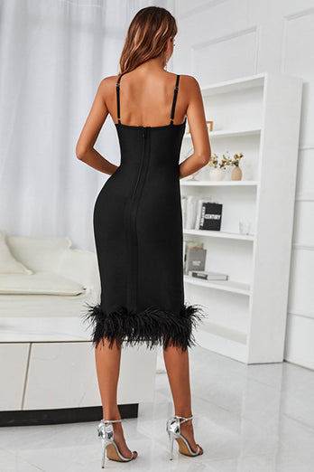 Vestido negro de cóctel con plumas