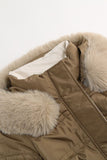 Abrigo con capucha ajustado caqui piel sintética