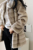 Solapa gris piel sintética abrigo largo desgreñado
