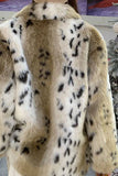 Abrigo largo de piel sintética con estampado caqui