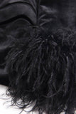 Abrigo de mujer de solapa de pico de terciopelo negro con plumas