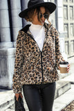 Abrigo gris con capucha y cremallera de felpa de leopardo