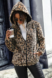 Abrigo gris con capucha y cremallera de felpa de leopardo