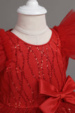 Una línea joya cuello rojo vestido de niña con moño