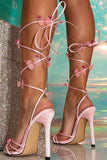 Sandalias rosas de tacón alto con cordones y mariposas