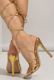 Sandalias de tacón de aguja doradas con cordones